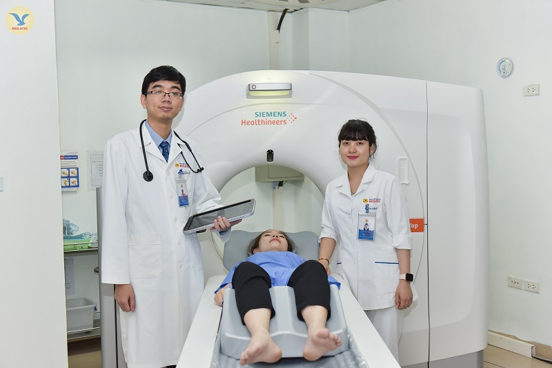 Chụp cắt lớp vi tính (CT) hữu ích để phát hiện các bất thường về xương, u đỉnh phổi và các u rễ thần kinh.